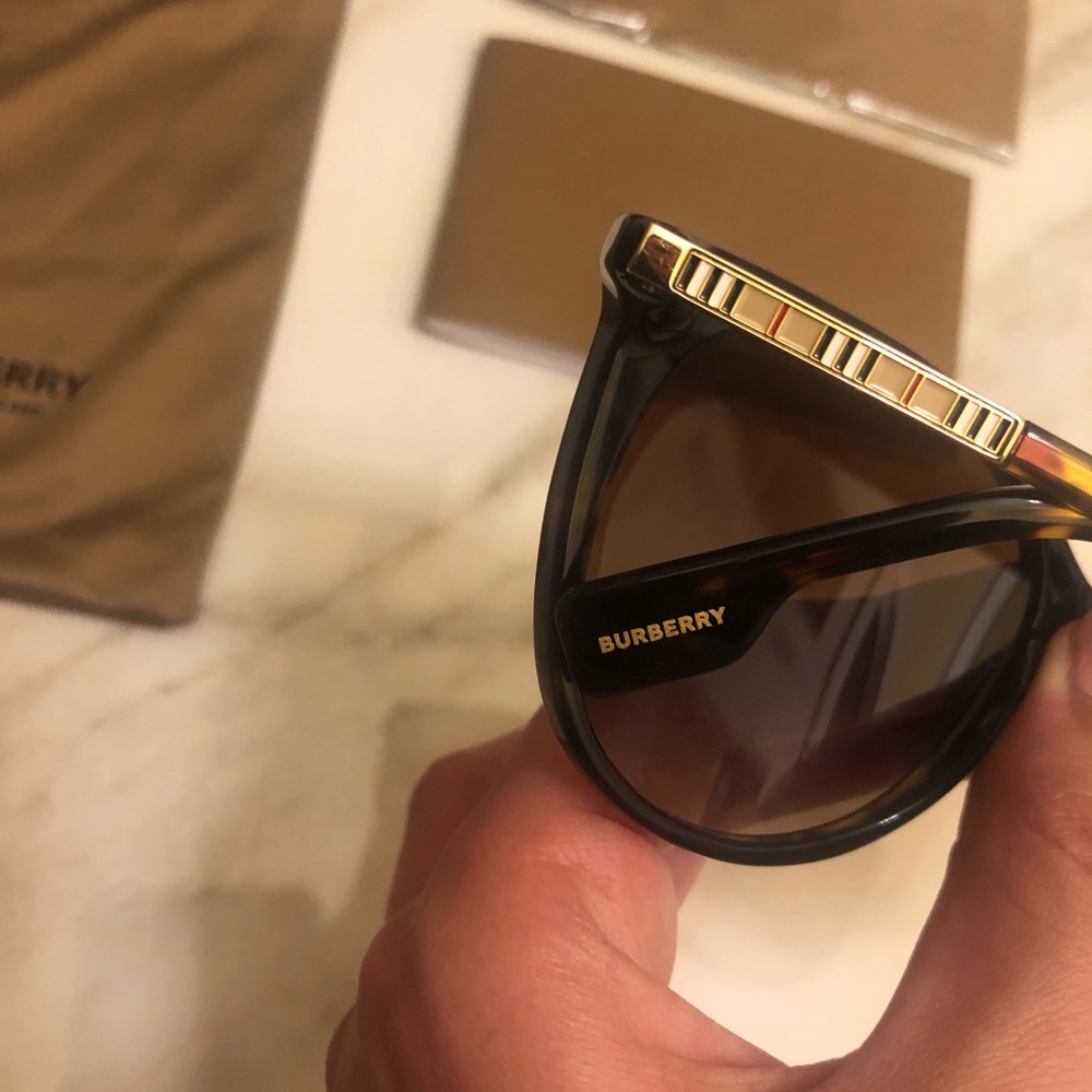 🔥NEW BURBERRY BEST SELLER SUNGLASSES 🔥 - Picture 5 of 13